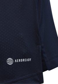 Námořnické sportovní tričko s texturovanou prodyšnou tkaninou s malými perforacemi a bílým logem AEROREADY na spodní části přední strany.