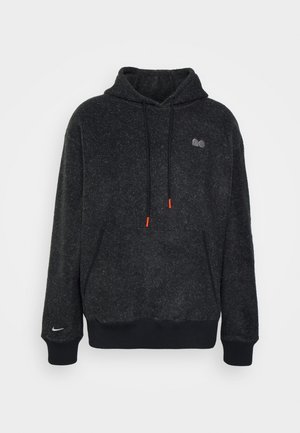 Sweat à capuche gris foncé moucheté avec poche avant, poignets et bas côtelés noirs, cordons avec embouts orange, et petit logo sur la poitrine et le poignet.