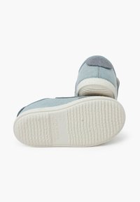 Scarpe per bambini in tela blu e suede grigio con suola in gomma bianca, caratterizzate da motivi testurizzati e la taglia "22" impressa sulla parte inferiore.