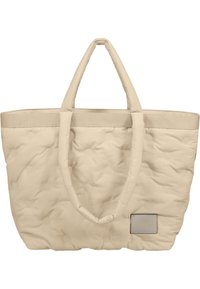 Beige quiltet totebag med doble myke håndtak og en rektangulær lærpatch som detaljerer merket. Teksturert overflate med subtil glans.