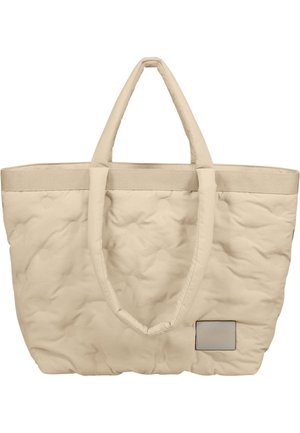 Beige quiltet totebag med doble myke håndtak og en rektangulær lærpatch som detaljerer merket. Teksturert overflate med subtil glans.