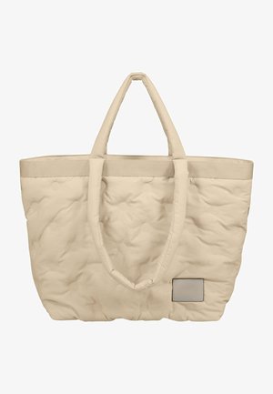 Beige quiltet skuldertaske med to bløde håndtag og et rektangulært læderlabel, der detaljerer mærket. Tekstureret overflade med subtil glans.