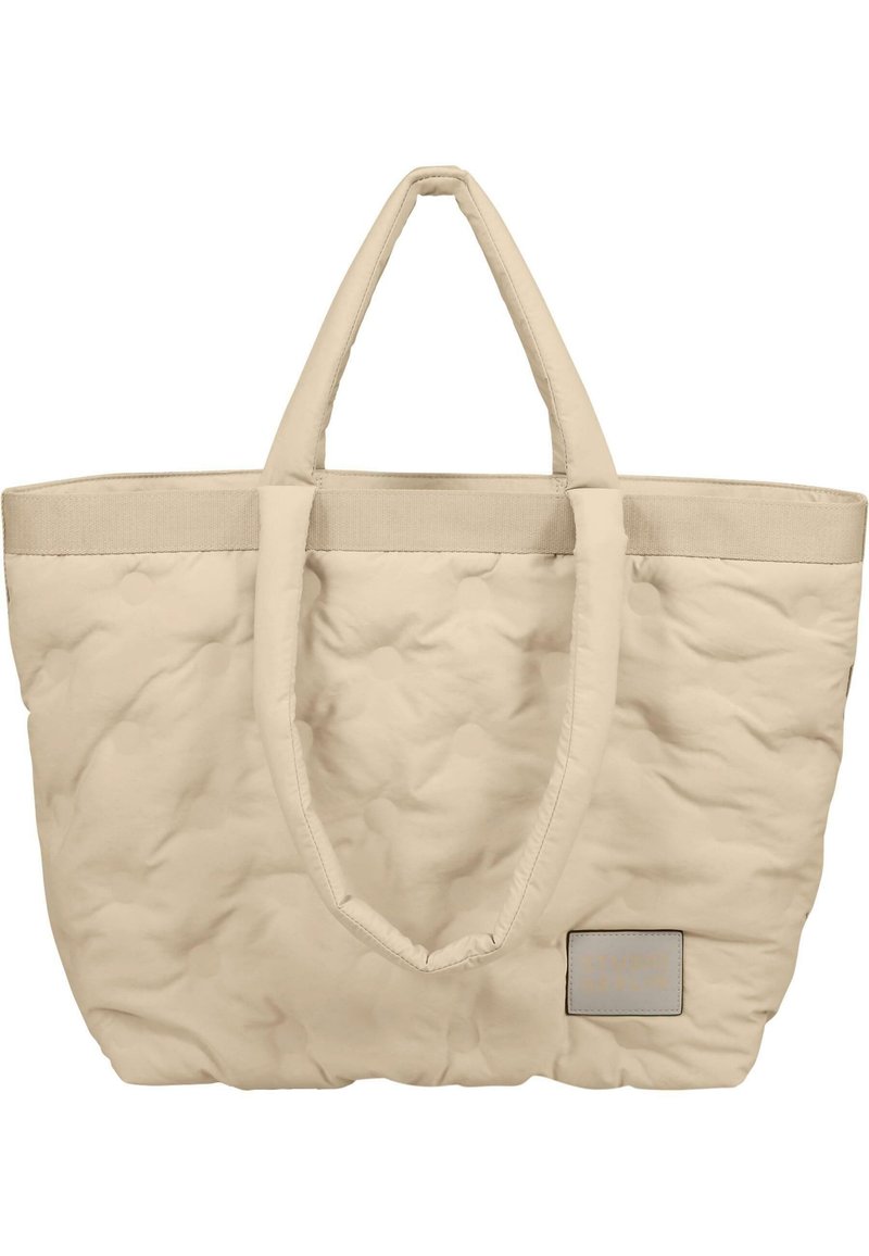 Beige quiltet totebag med doble myke håndtak og en rektangulær lærpatch som detaljerer merket. Teksturert overflate med subtil glans.