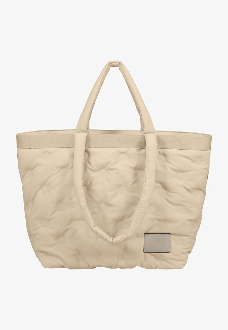 Beige gewatteerde tote bag met dubbele zachte handvaten en een rechthoekig leren label met het merk. Gestructureerd oppervlak met subtiele glans.