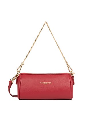 Borsa a tracolla cilindrica rossa in pelle con catena dorata e logo "Lancaster Paris" in oro sul davanti.