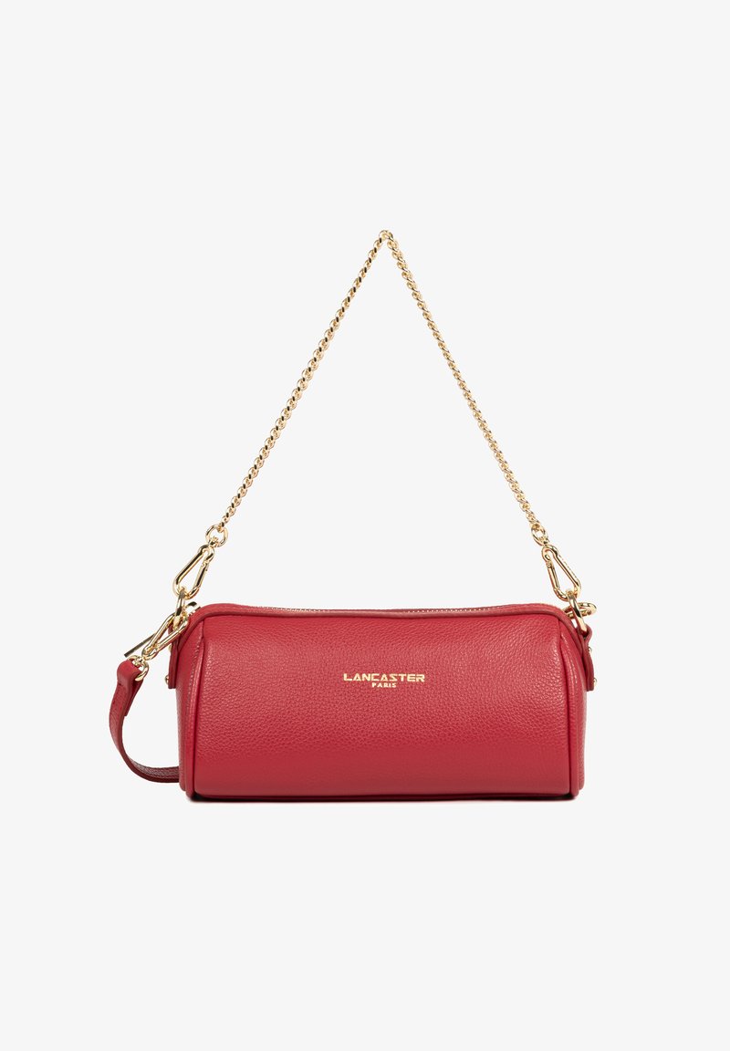 Sac à main cylindrique en cuir rouge avec une bandoulière à chaîne dorée et le logo "Lancaster Paris" en doré sur le devant.