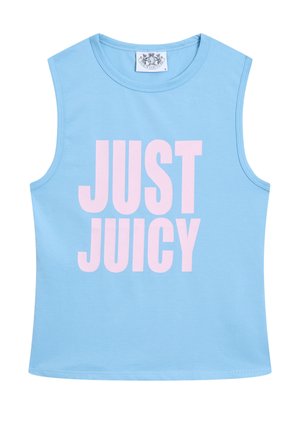 Haut sans manches bleu clair en tissu doux avec un grand texte rose "JUST JUICY" sur le devant. Design simple avec un col rond.