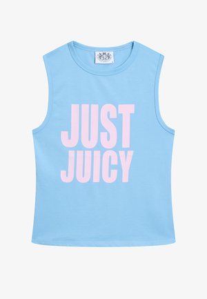 Lichtblauw mouwloos topje van zachte stof met gedurfde, roze "JUST JUICY" tekst op de voorkant. Eenvoudig ontwerp met een ronde halslijn.