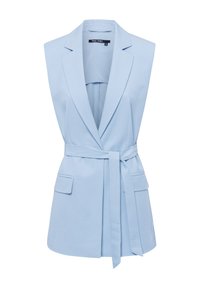 Blazer sans manches bleu clair avec un col à revers, deux poches avant, une ceinture à la taille et une coupe ajustée, fabriqué en tissu lisse.