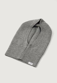 Cuello térmico gris de punto con textura de canalé vertical y escote redondeado. Presenta una pequeña etiqueta en la parte inferior con la marca 'ARKK'.