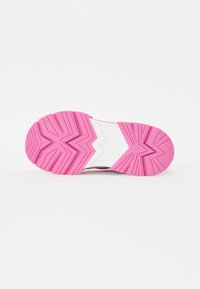 Suola della scarpa in gomma rosa con motivo a zigzag e dettaglio centrale bianco. La superficie testurizzata offre aderenza e stabilità.