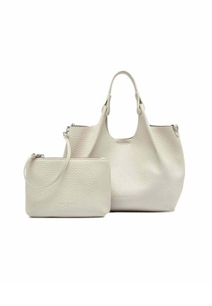 Witte getextureerde leren shopper met bijpassend handtasje met ritssluiting, beide met subtiele reliëfbedrukking aan de voorzijde.