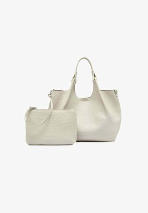 Sac cabas en cuir blanc texturé avec pochette bracelet zippée assortie, tous deux avec un marquage en relief subtil à l’avant.