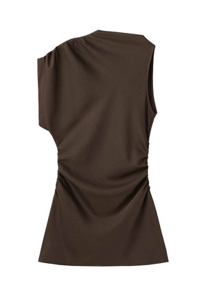 Haut marron sans manches avec une épaule, détails froncés sur les côtés et le dos, taille cintrée et ourlet droit.