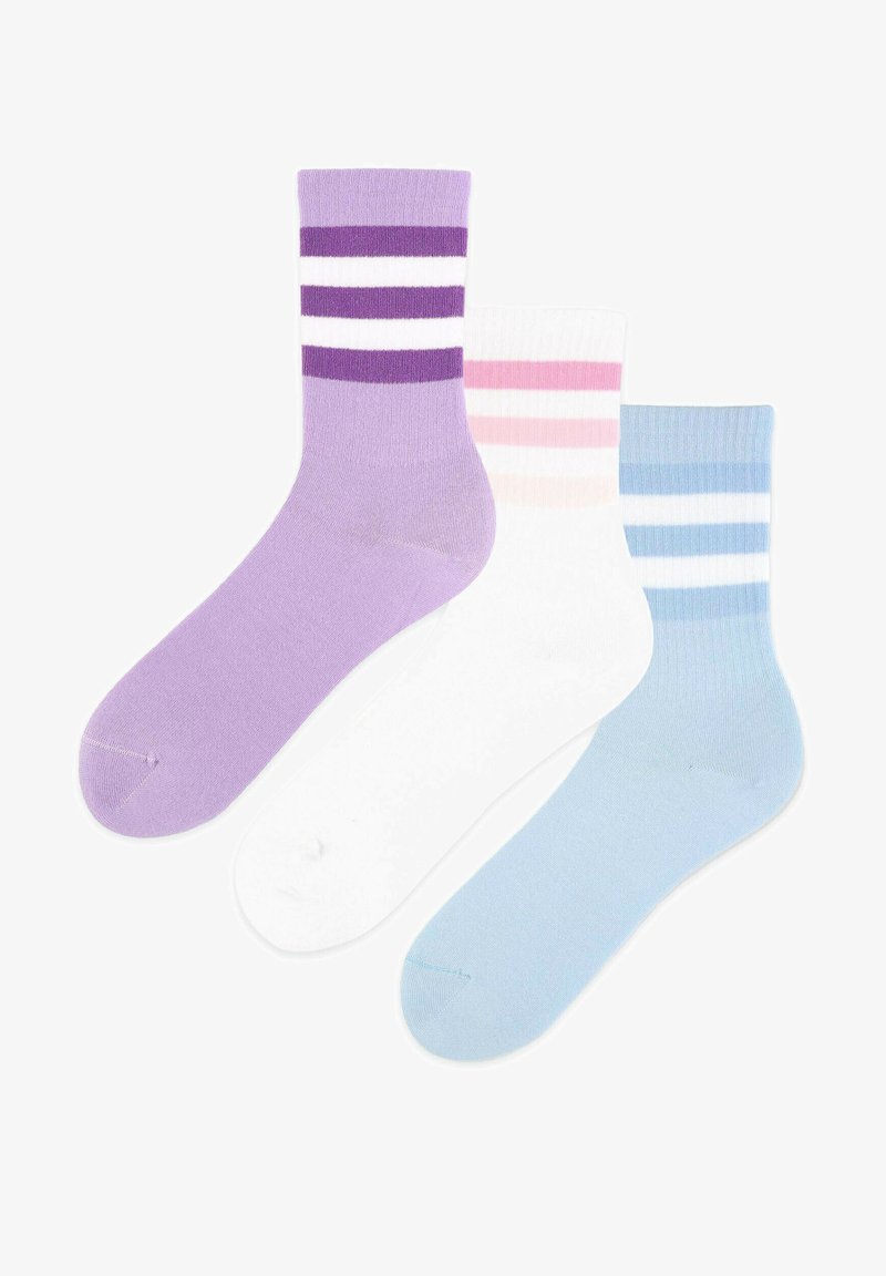 Skarpetki w paski w kolorze lawendowym, białym z różowymi paskami oraz jasnoniebieskim. Żebrowane mankiety, gładka faktura i zróżnicowane kolory pasków.