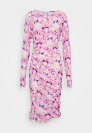 Robe à manches longues en tissu léger avec un imprimé floral rose et violet. Le design comporte des détails froncés d'un côté.