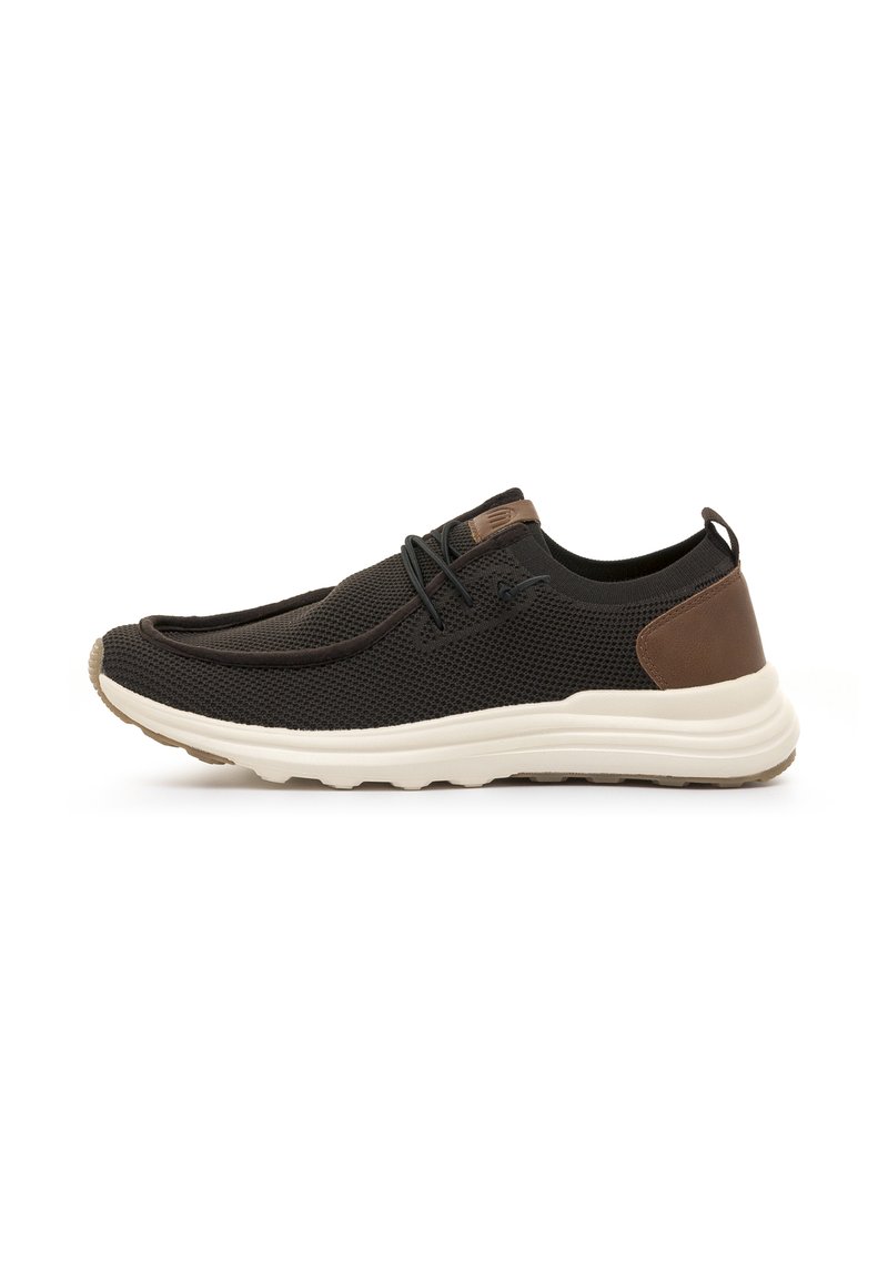 Zapatillas de malla negras con un acento de cuero marrón, parte superior texturizada, punta redondeada y suela gruesa blanca. Presenta cierre de cordones y tira de agarre.