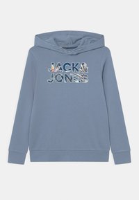 Modrá mikina s kapucí, s pružnými manžetami a lemem, s logem "JACK & JONES" v barevném vzorovaném písmu přes hruď.