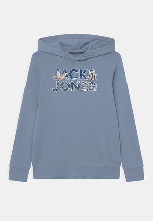 Modrá mikina s kapucí, s pružnými manžetami a lemem, s logem "JACK & JONES" v barevném vzorovaném písmu přes hruď.