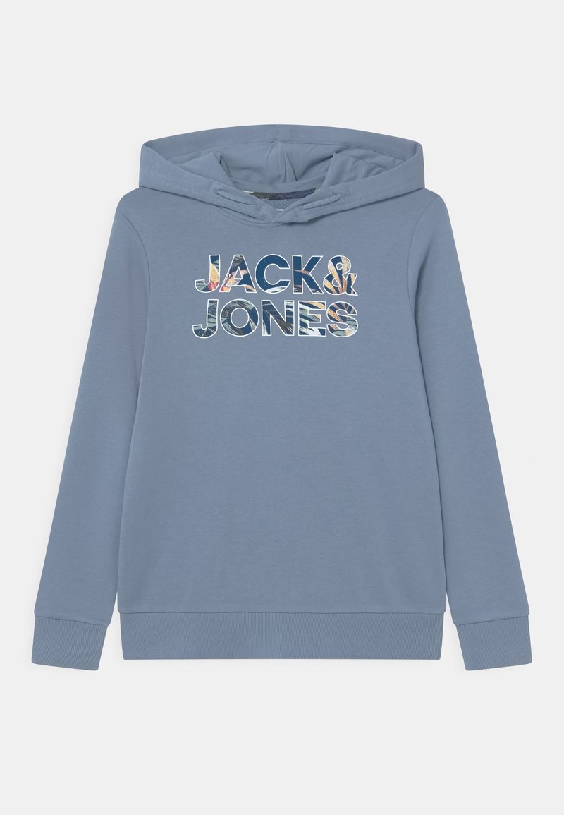 Blå huvtröja med ribbade ärmslut och nederkant, med "JACK & JONES" logotyp i ett flerfärgat mönstrat typsnitt över bröstet.