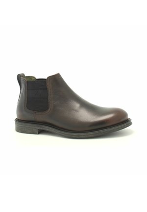 Botte Chelsea en cuir marron avec des panneaux latéraux élastiques, bout rond, surface texturée et un petit talon empilé pour la stabilité.