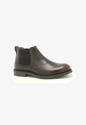 Botte Chelsea en cuir marron avec des panneaux latéraux élastiques, bout rond, surface texturée et un petit talon empilé pour la stabilité.