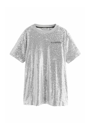 T-shirt in paillettes argentate con scollatura rotonda e maniche corte. Presenta un dettaglio del logo discreto vicino alla scollatura e una texture scintillante.