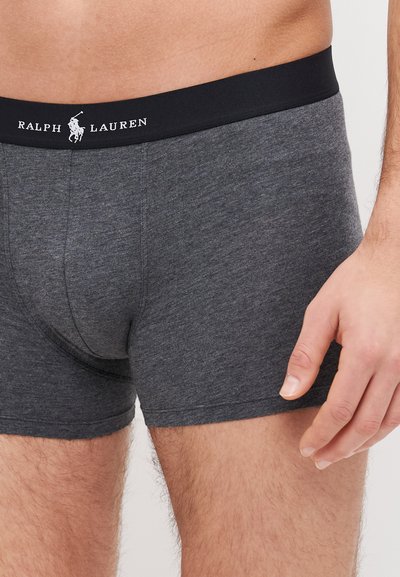 Ogļu pelēkas kokvilnas bokseri ar gludu tekstūru, ar melnu elastīgu jostasvietu, kurā ir baltais "RALPH LAUREN" logo un ponija detaļa.
