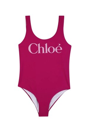 Costume intero tinta unita magenta con spalline larghe e la scritta "Chloé" stampata in grandi lettere rosa pallido sul petto.