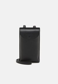 Černá texturovaná kožená crossbody taštička s klopou a uzávěrem na druk, vybavená dvěma poutky na opasek a dlouhým odnímatelným popruhem.