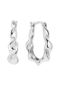 Srebrne kolczyki na kółkach o organicznym, falistym wzorze; wypolerowane wykończenie podkreśla odbicia; różnią się grubością i kształtem, posiadają unikalne kontury.