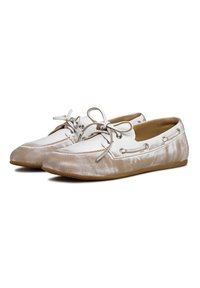 Loafers albe cu un finisaj lucios, având un design cu șireturi, ochiuri argintii și o suprafață superioară netedă, cu o talpă de un bej deschis.