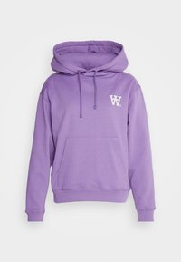 Fioletowa bluza z kapturem wykonana z miękkiej mieszanki bawełny. Posiada dużą przednią kieszeń, kaptur ze sznurkiem oraz białe logo. Klasyczne ściągacze na rękawach i u dołu.
