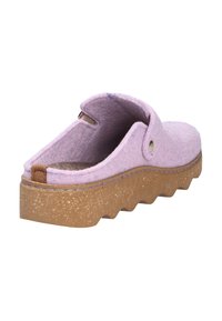 Lila Filzschuhe mit einer strukturierten Korksohle. Sie haben eine abgerundete Rückseite, sichtbare Nähte und einen kontrastierenden braunen Akzent in der Nähe der Ferse.