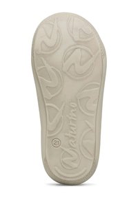 Semelle de chaussure en caoutchouc blanc avec un motif ondulé et le logo de la marque. Surface de préhension texturée avec des accents circulaires. Numéro "21" embossé près du bord.