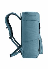 Mochila de tela en color aguamarina con correas de hombro acolchadas, forma rectangular, bolsillos exteriores y cierres de cremallera. Textura suave y diseño duradero.