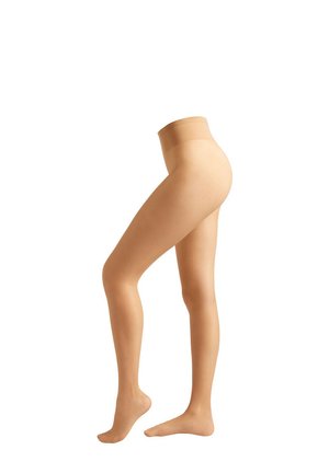 Průhledné tělové punčocháče na zvednuté levé noze s pravou nohou položenou na bílem pozadí, zobrazující hladký bezešvý design a vysoký pas.