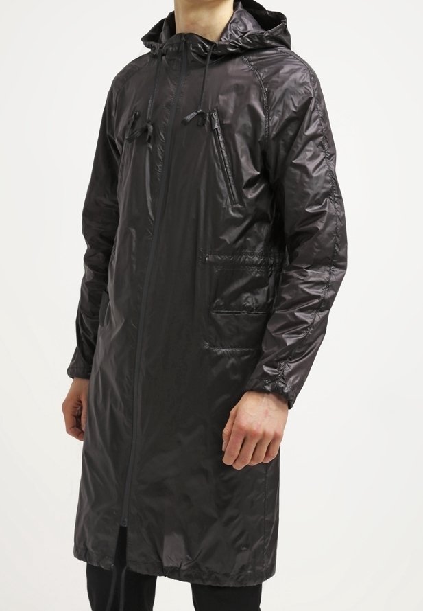 Imperméable noir léger avec capuche, fermeture éclair, deux poches avant et cordons de serrage. Texture semi-brillante et lisse ; longueur jusqu'aux genoux.