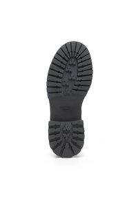 Černá pryžová podrážka boty s výrazným vzorkem, který má směrový vzor, zvýrazněné okraje a uprostřed otisk loga.