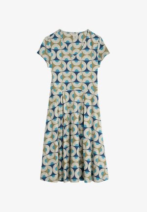 Korte mouw jurk met een geometrisch patroon van blauwe, groene en witte waaier vormen op een lichte ondergrond, met een uitlopende rok.