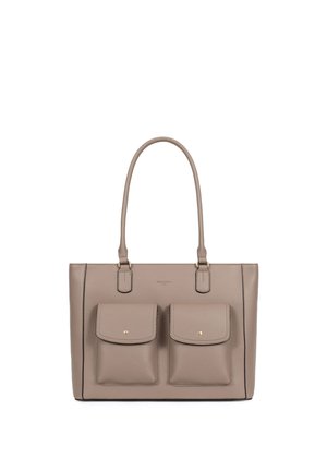 Sac fourre-tout en cuir taupe avec deux poches avant à rabat et des anses longues et fines sur fond blanc.