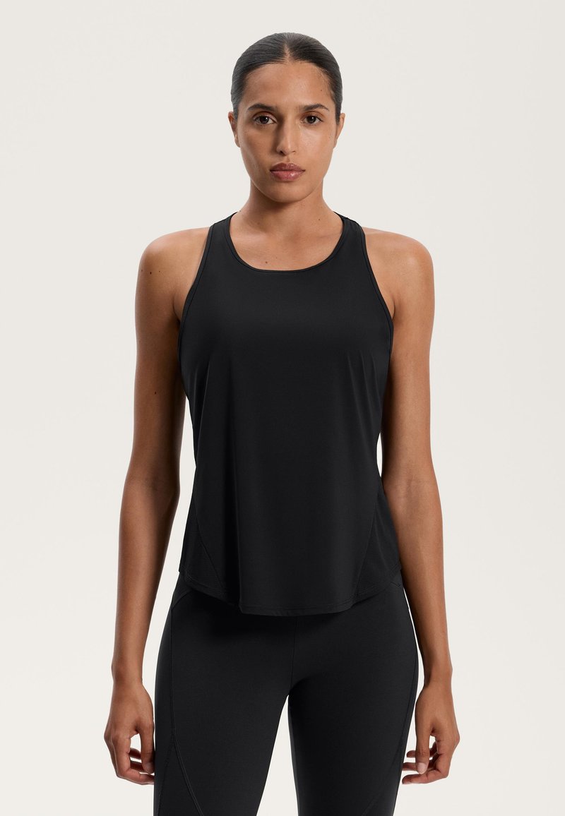 Crni atletski top bez rukava s prilagođenim dizajnom, napravljen od glatkog materijala, s okruglim izrezom i stilu s izrezanim leđima.