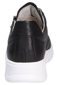 Schwarze Leder-Sneaker mit strukturiertem Finish, weißer Gummisohle und Reißverschluss hinten. Mit vertikaler Naht und glattem Futter.
