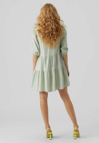 Vero Moda PRETTY 3/4 - Päevakleit - silt green
