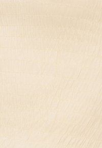 Ύφασμα εκρού με ζώνη, ελαστική υφή που δημιουργεί οριζόντιες ρυτιδιασμένες γραμμές.