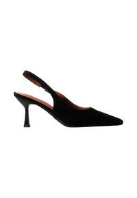 Escarpin slingback en daim noir avec bout pointu et talon stiletto bas et courbé sur fond blanc.