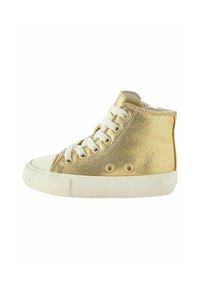 Złote sneakersy typu high-top o metalicznym wykończeniu, z białymi sznurówkami, białą gumową osłoną palców oraz fakturowanym detalem podeszwy. Posiadają metalowe oczka.