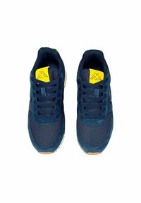 Sneaker navy con texture in rete e suede, con accenti del logo gialli e lacci su una suola ammortizzata con fondo in gomma.