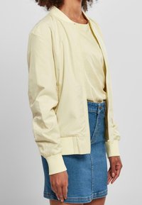 Urban Classics Bomberjacka - yellow
