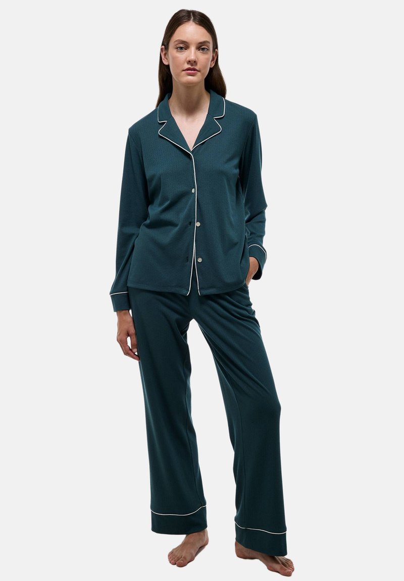 Ensemble de pyjama teal à manches longues comprenant un haut à col avec passepoil blanc, fermeture à boutons, et un pantalon ample assorti avec des poignets aux chevilles.